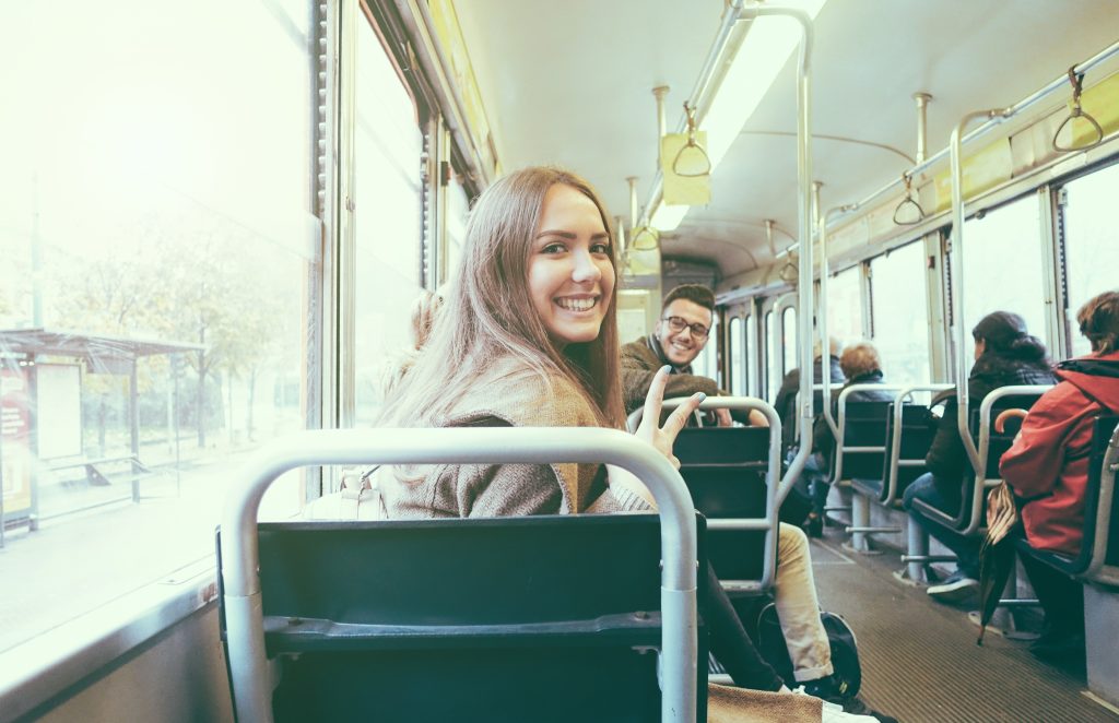 Jobs in Mainz: lächelnde junge Frau in der Straßenbahn